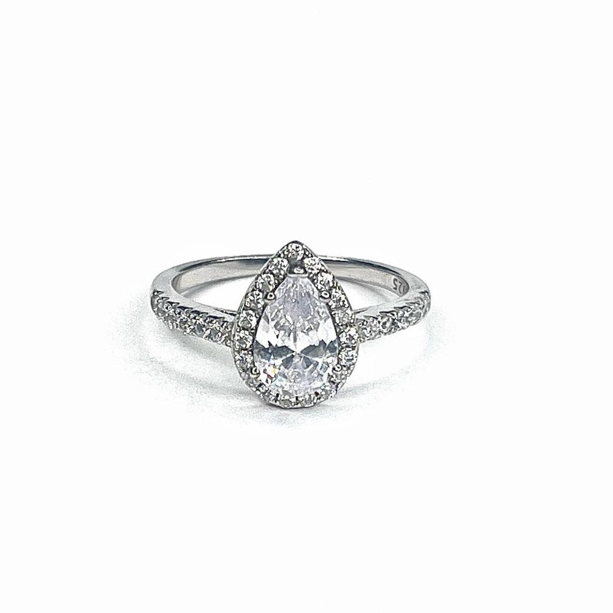 Anillo de plata de ley con circonita cúbica en forma de lágrima
