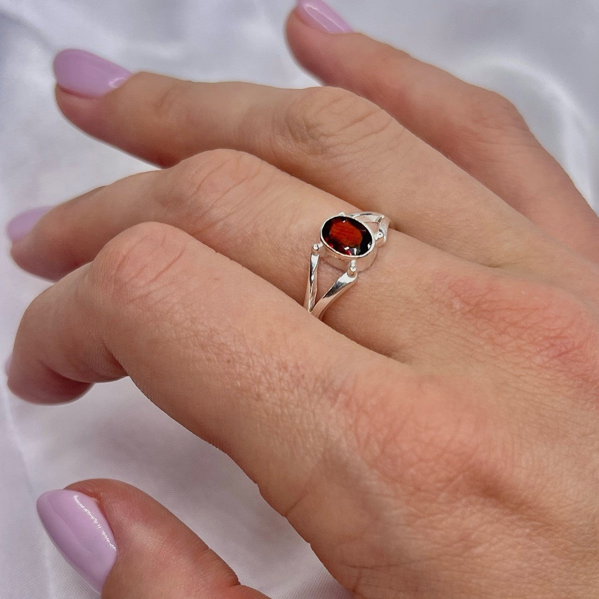 Anillo de granate de plata de ley
