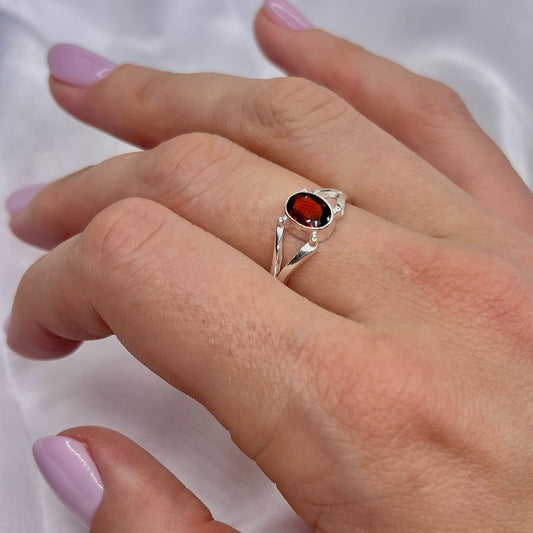 Anillo de granate de plata de ley