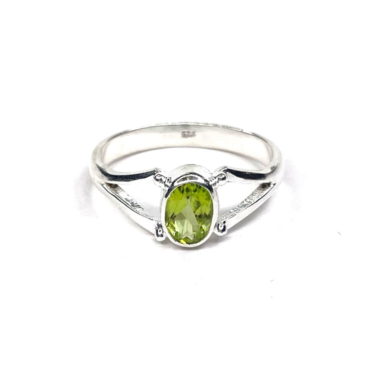 Anillo de peridoto en plata de ley