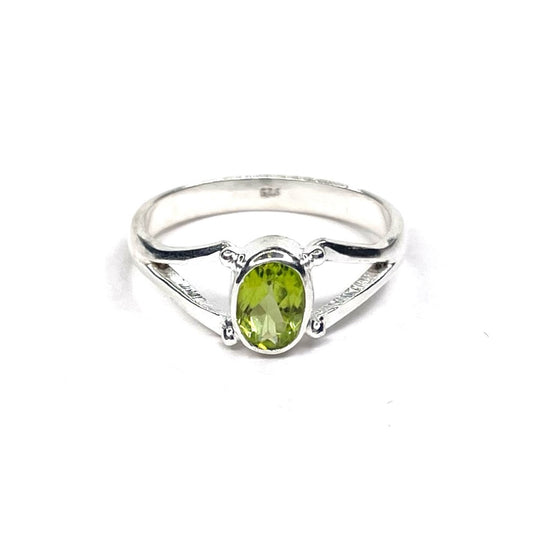 Anillo de peridoto en plata de ley