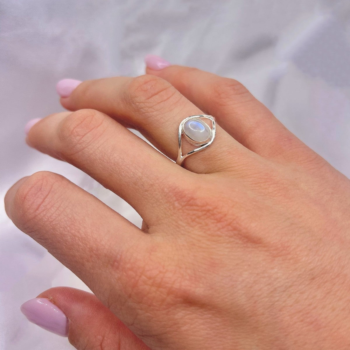 Anillo de piedra lunar de plata esterlina