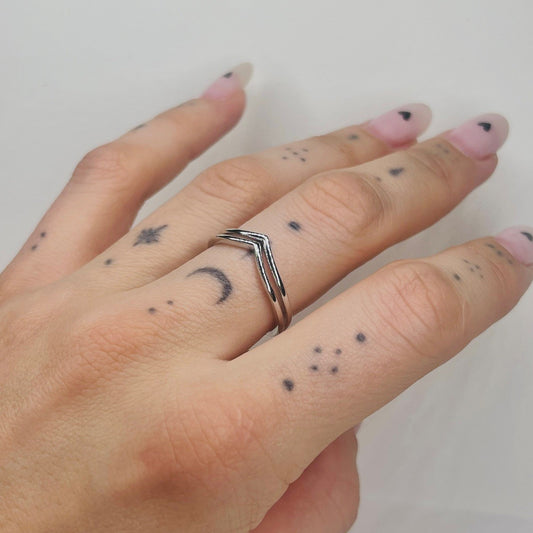 Anillo de plata de ley en forma de V