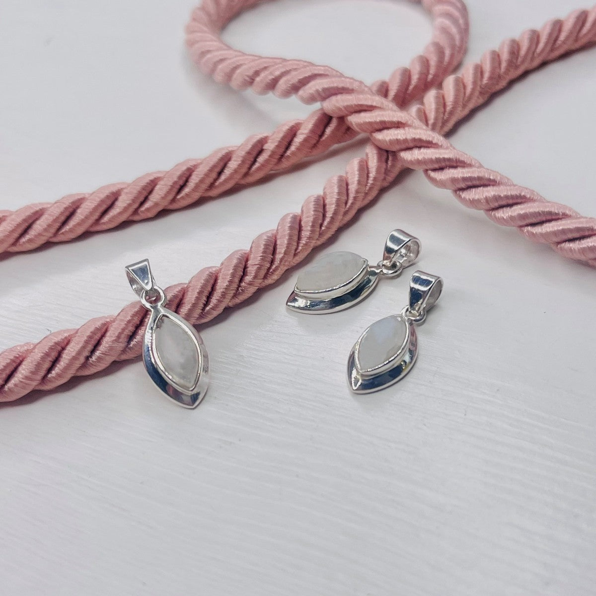 Collar con colgante de piedra lunar en plata de ley