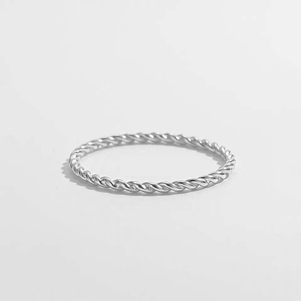 Anillo de plata de ley con banda retorcida