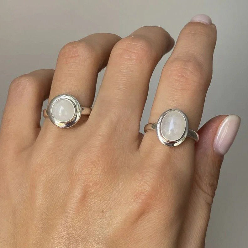 Anillo de plata de ley con piedra lunar redonda