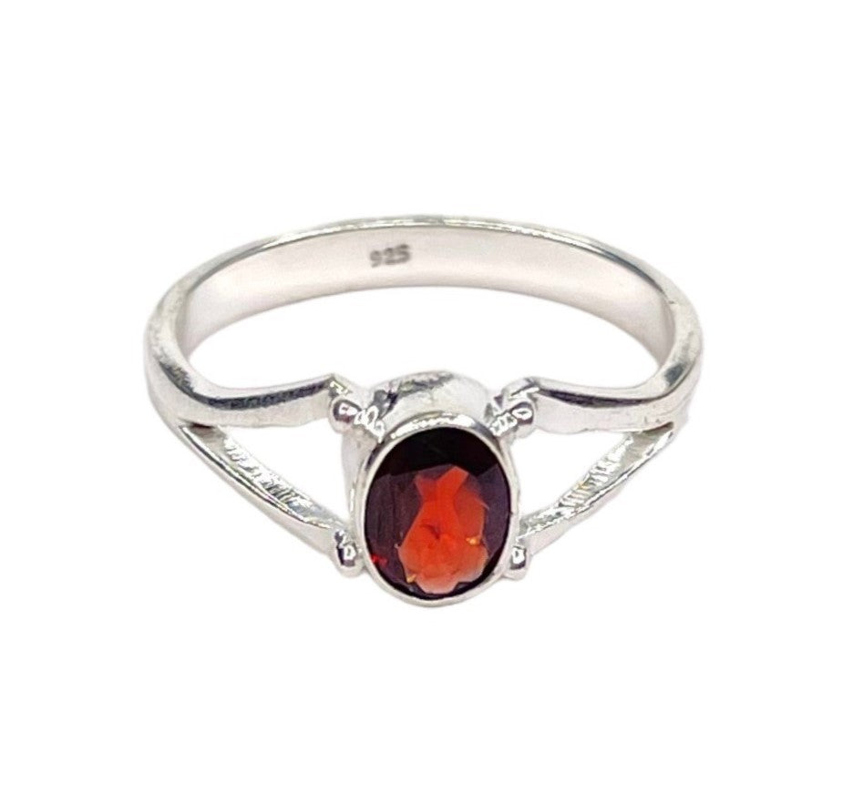 Anillo de granate de plata de ley