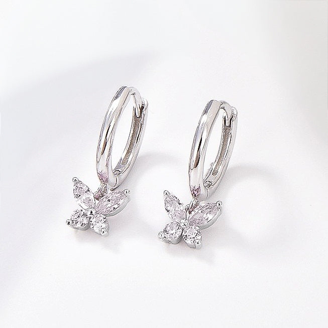 Aros con dije de mariposa en plata de ley