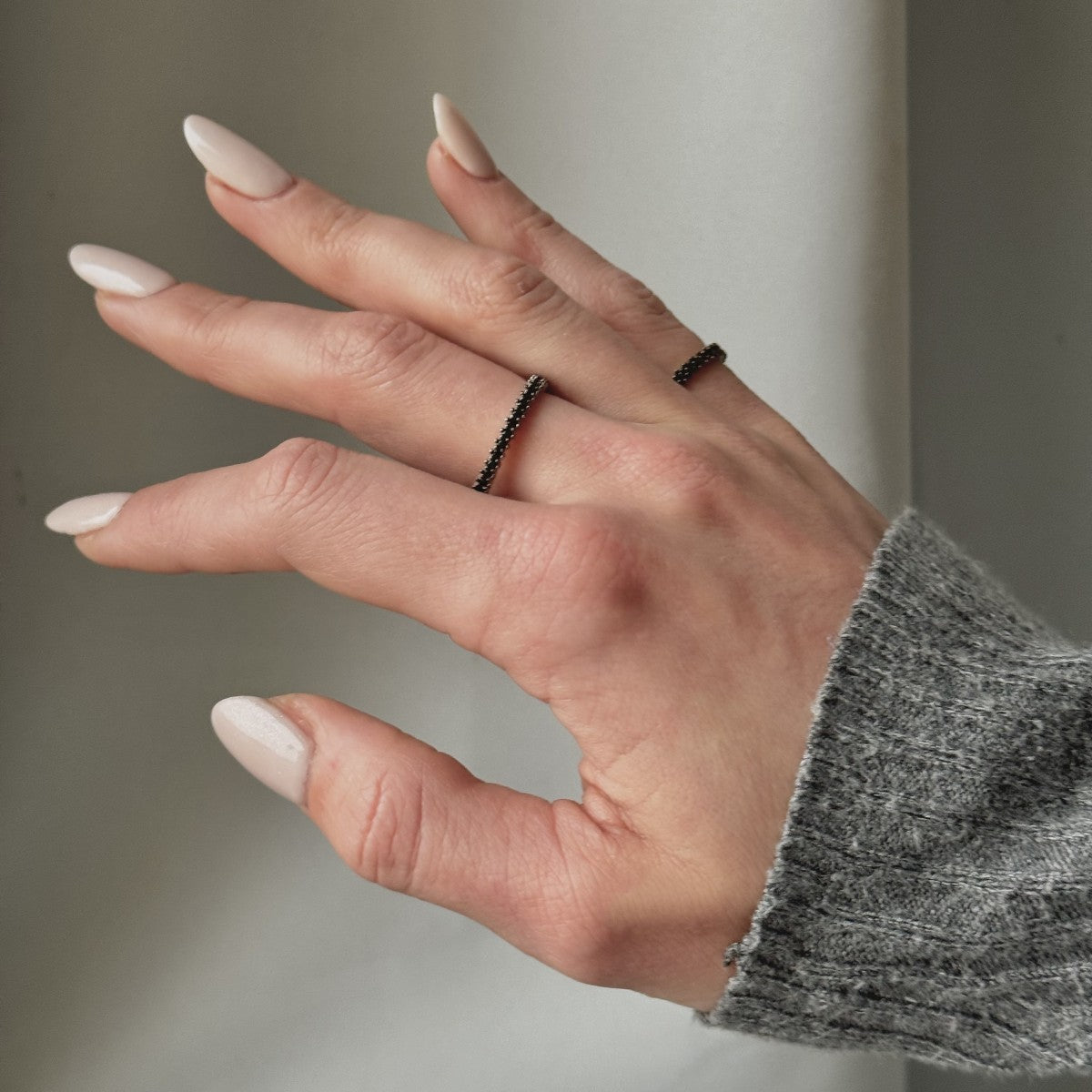 Anillo de banda de plata de ley con circonitas negras
