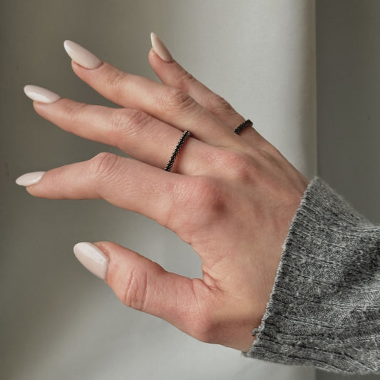 Anillo de banda de plata de ley con circonitas negras