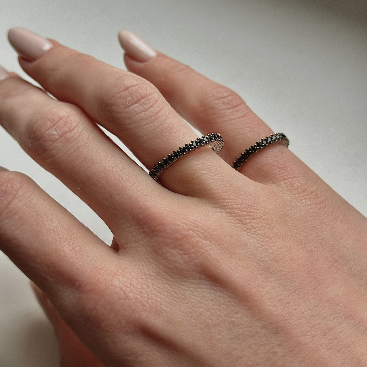Anillo de banda de plata de ley con circonitas negras