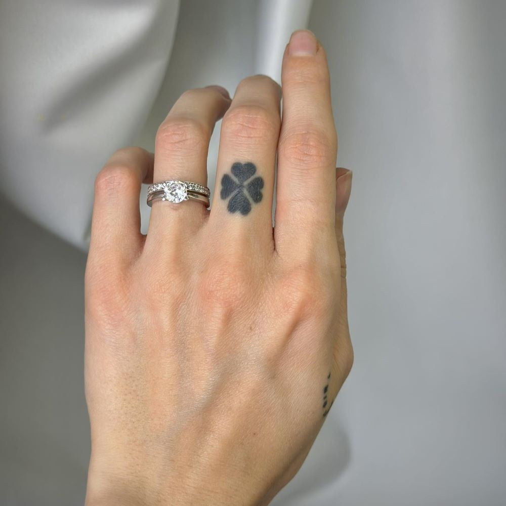 Anillo de plata de ley con circonita cúbica