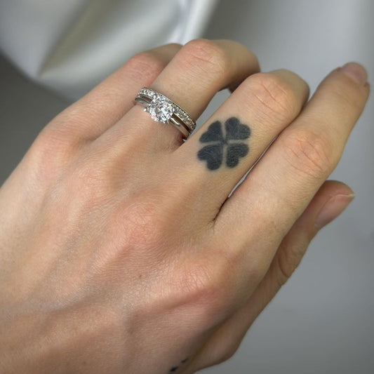 Anillo de plata de ley con circonita cúbica