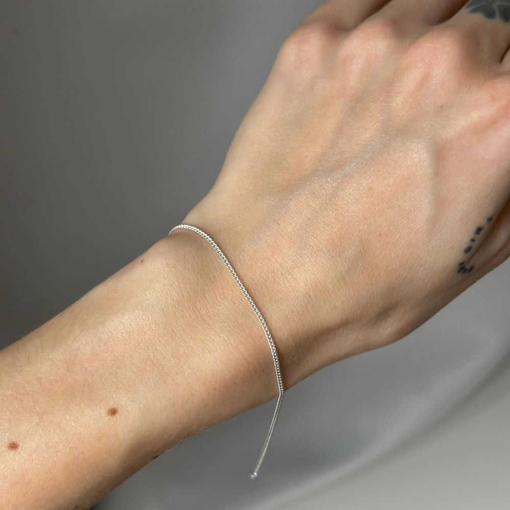 Pulsera de plata de ley de 1,35 mm con eslabones curvos