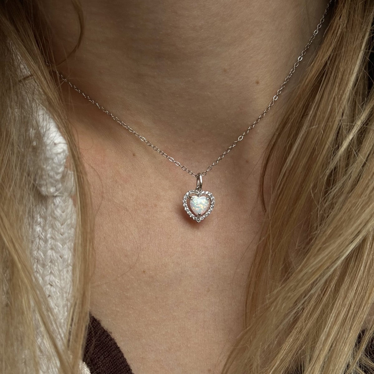 Collar de plata de ley con corazón de ópalo sintético