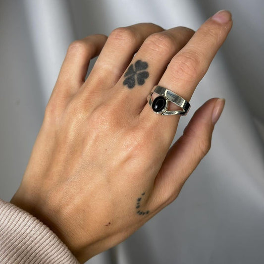 Anillo de plata de ley con ónix negro