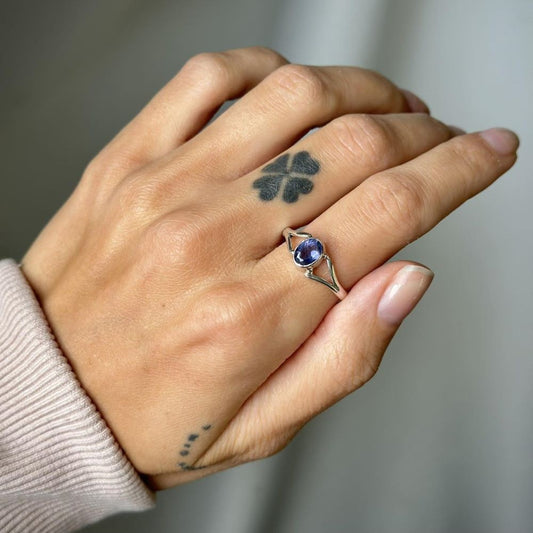 Anillo de iolita de plata esterlina