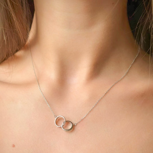 Collar de doble anillo de plata de ley