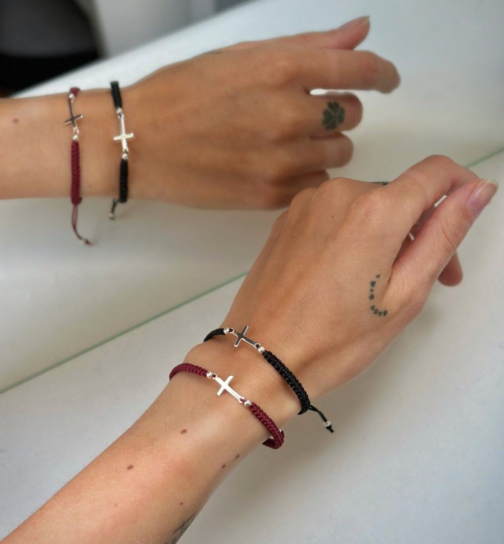 Pulsera de cruz de hilo de plata de ley