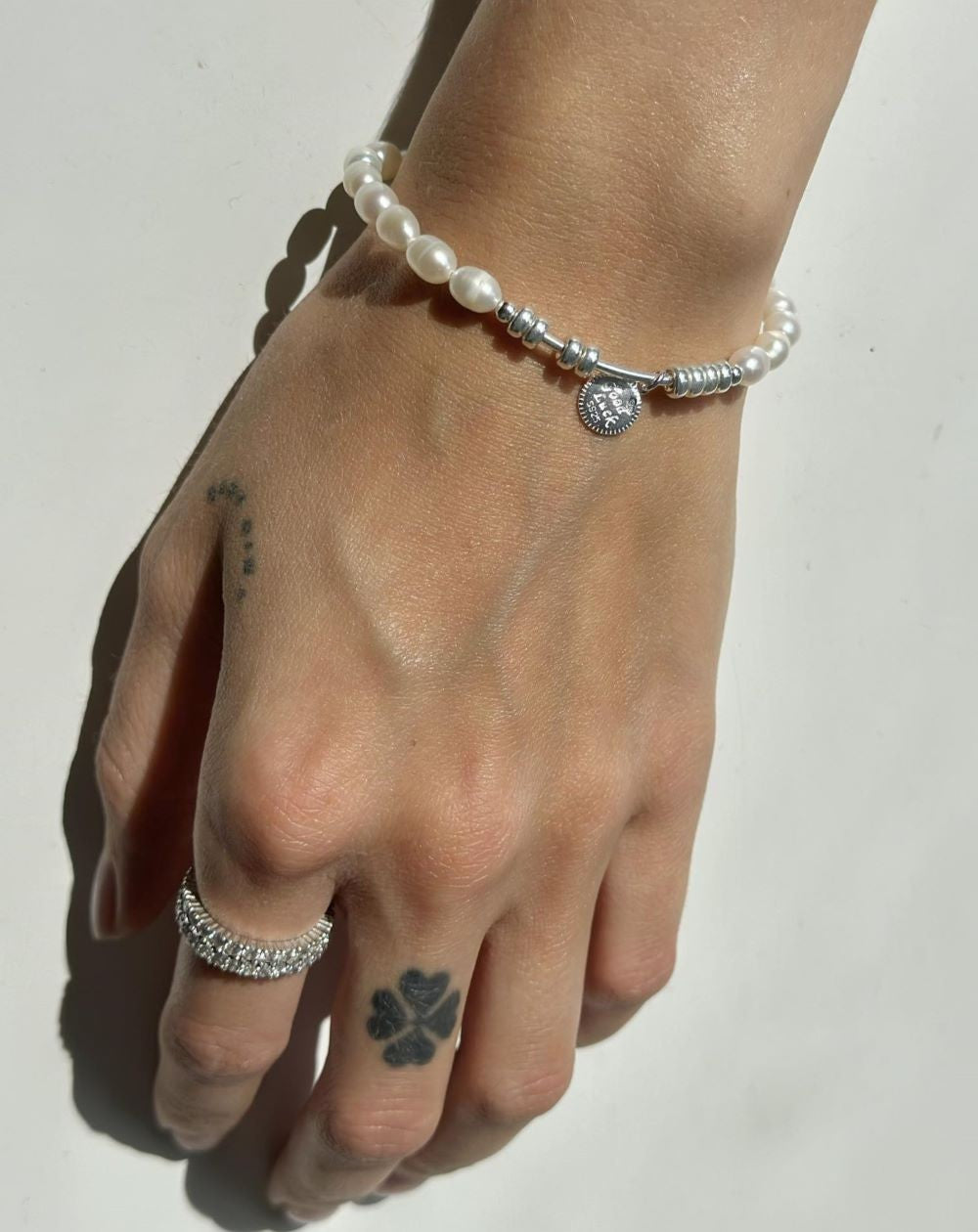Pulsera de plata de ley con perlas "Buena suerte"