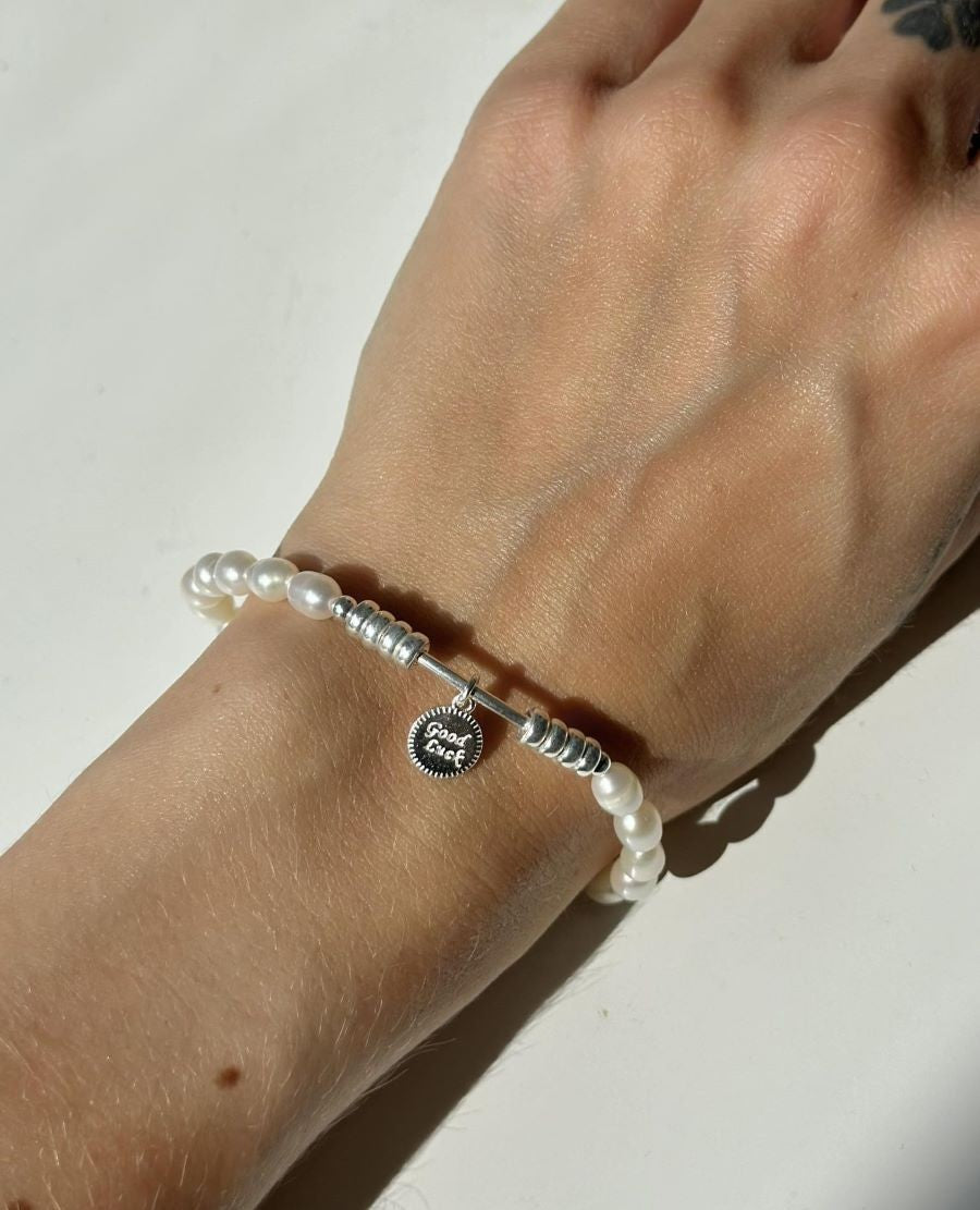 Pulsera de plata de ley con perlas "Buena suerte"
