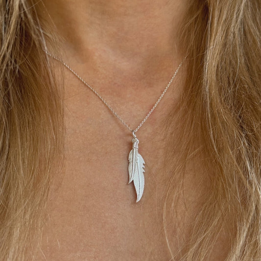 Collar de plumas de plata de ley