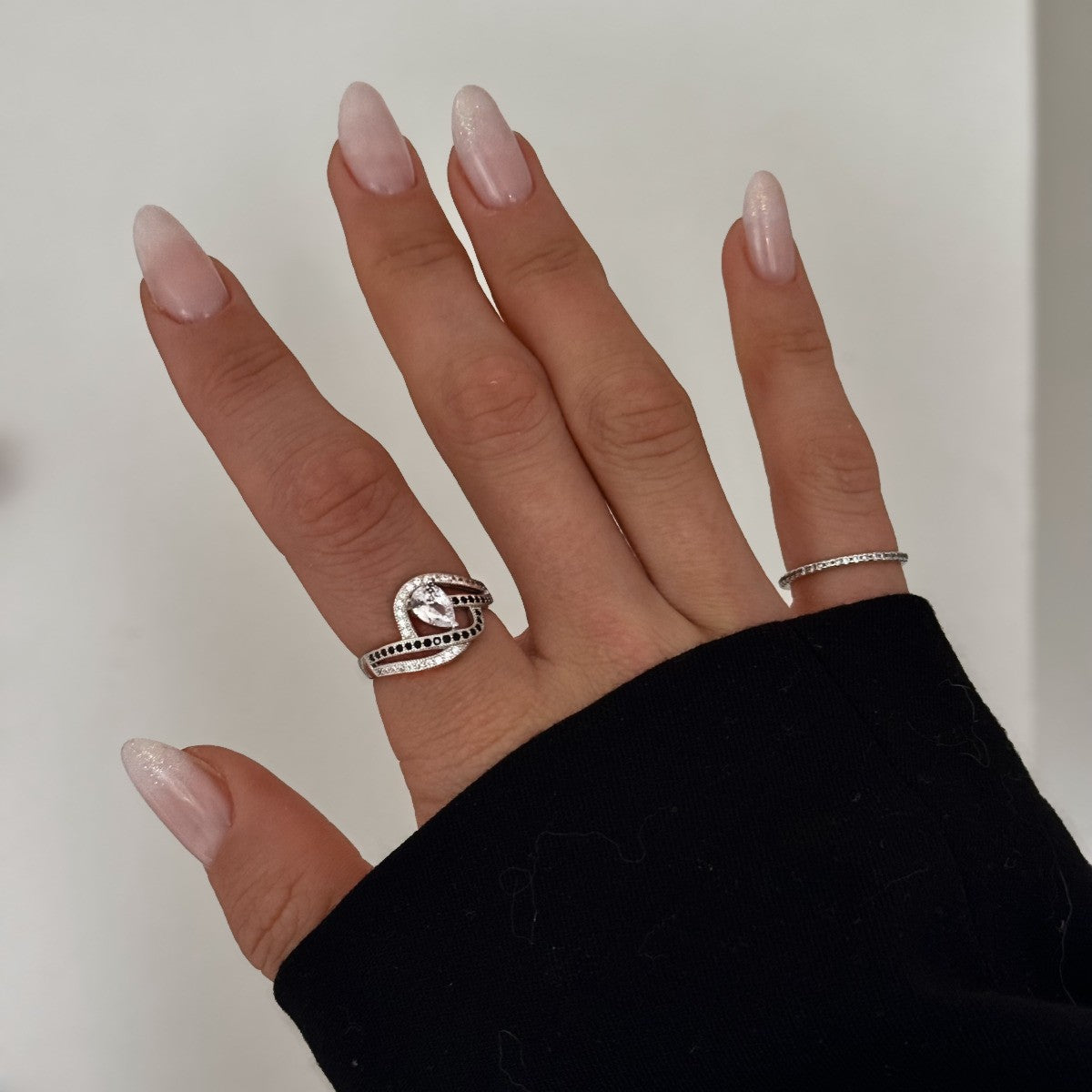 Anillo de Plata de Ley con Circonita Cúbica en Forma de Gota