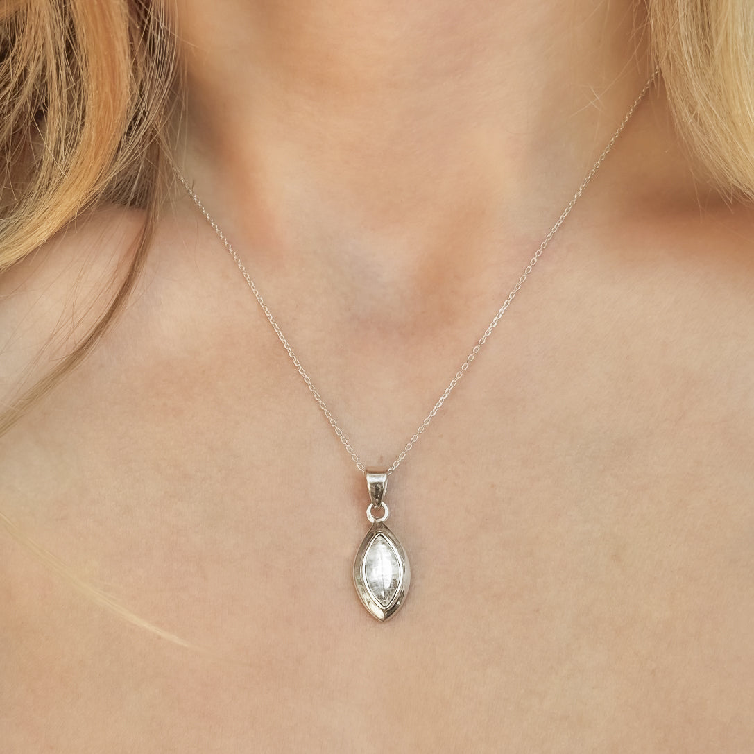 Collar con colgante de piedra lunar en plata de ley