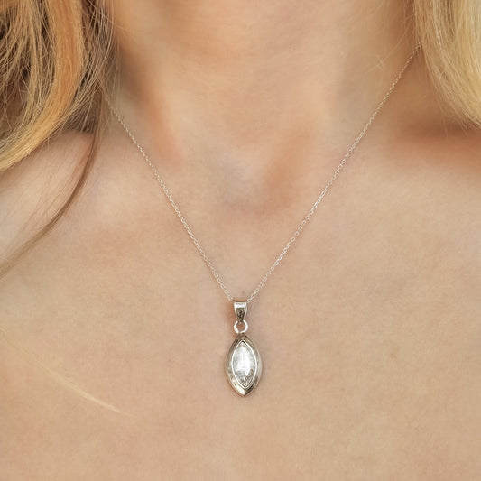 Collar con colgante de piedra lunar en plata de ley