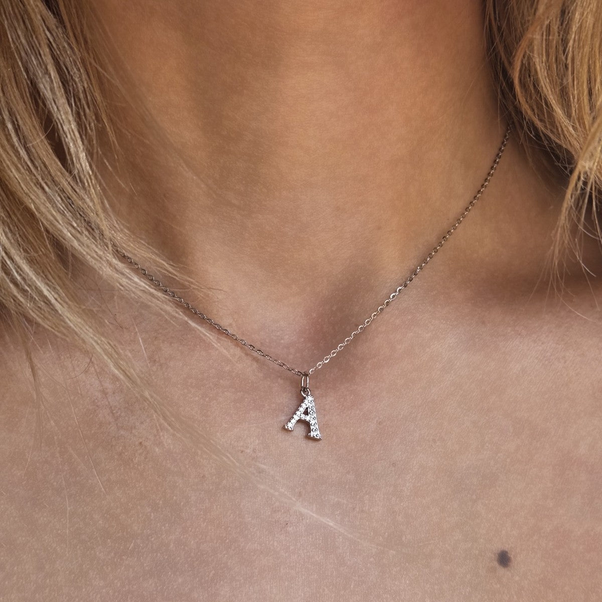 Collar con inicial de plata de ley