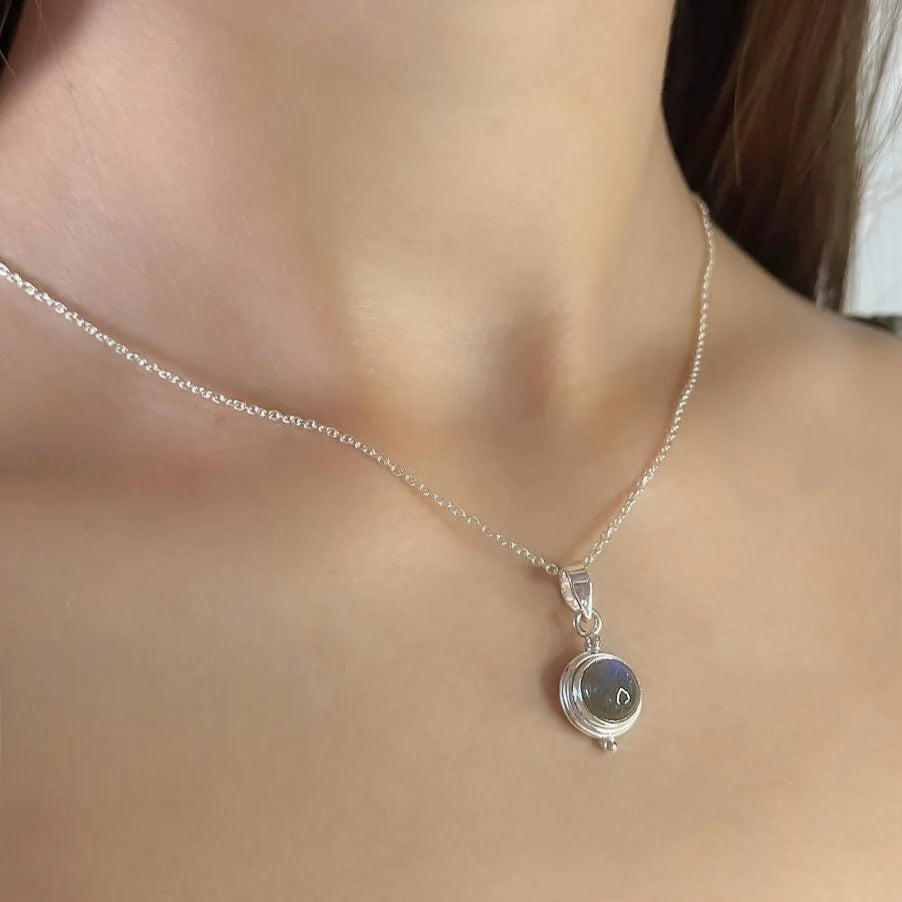 Collar con colgante de labradorita en plata de ley