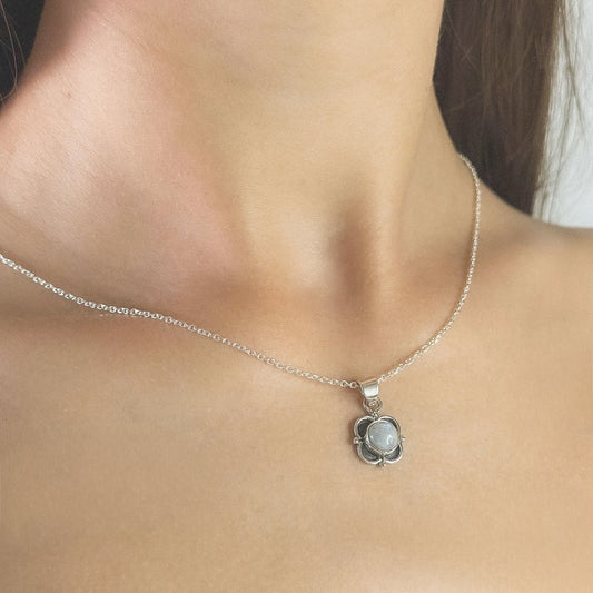 Collar con colgante de piedra lunar en plata de ley