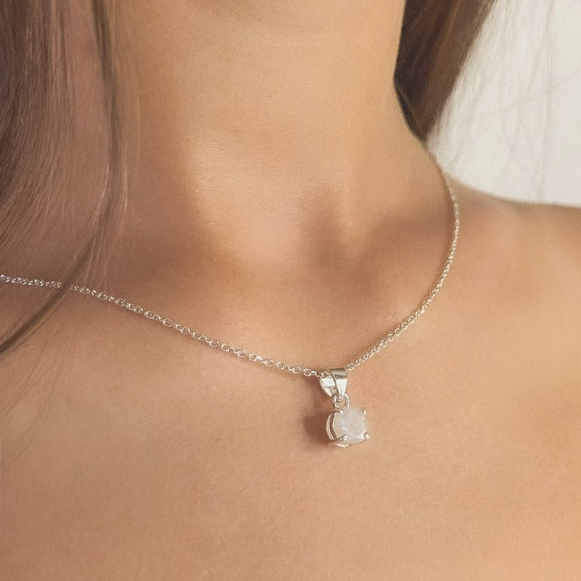 Collar con colgante de piedra lunar en plata de ley