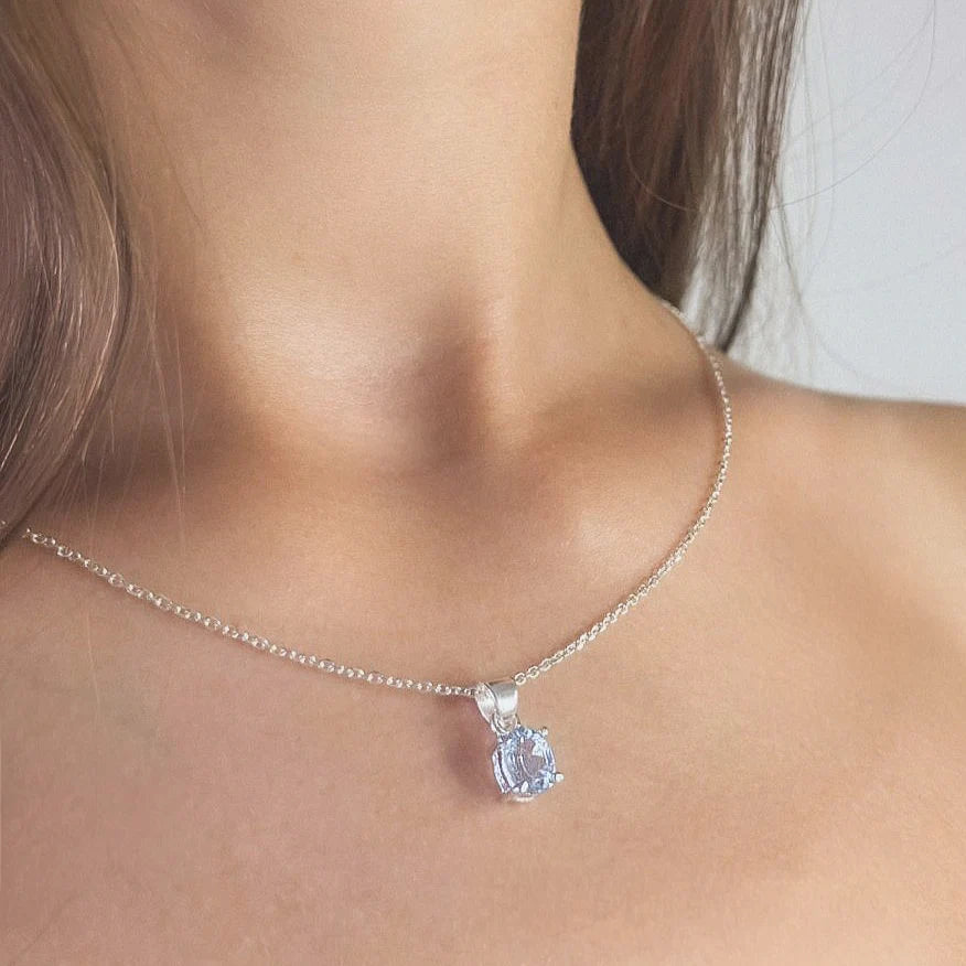 Collar con colgante de topacio azul en plata de ley