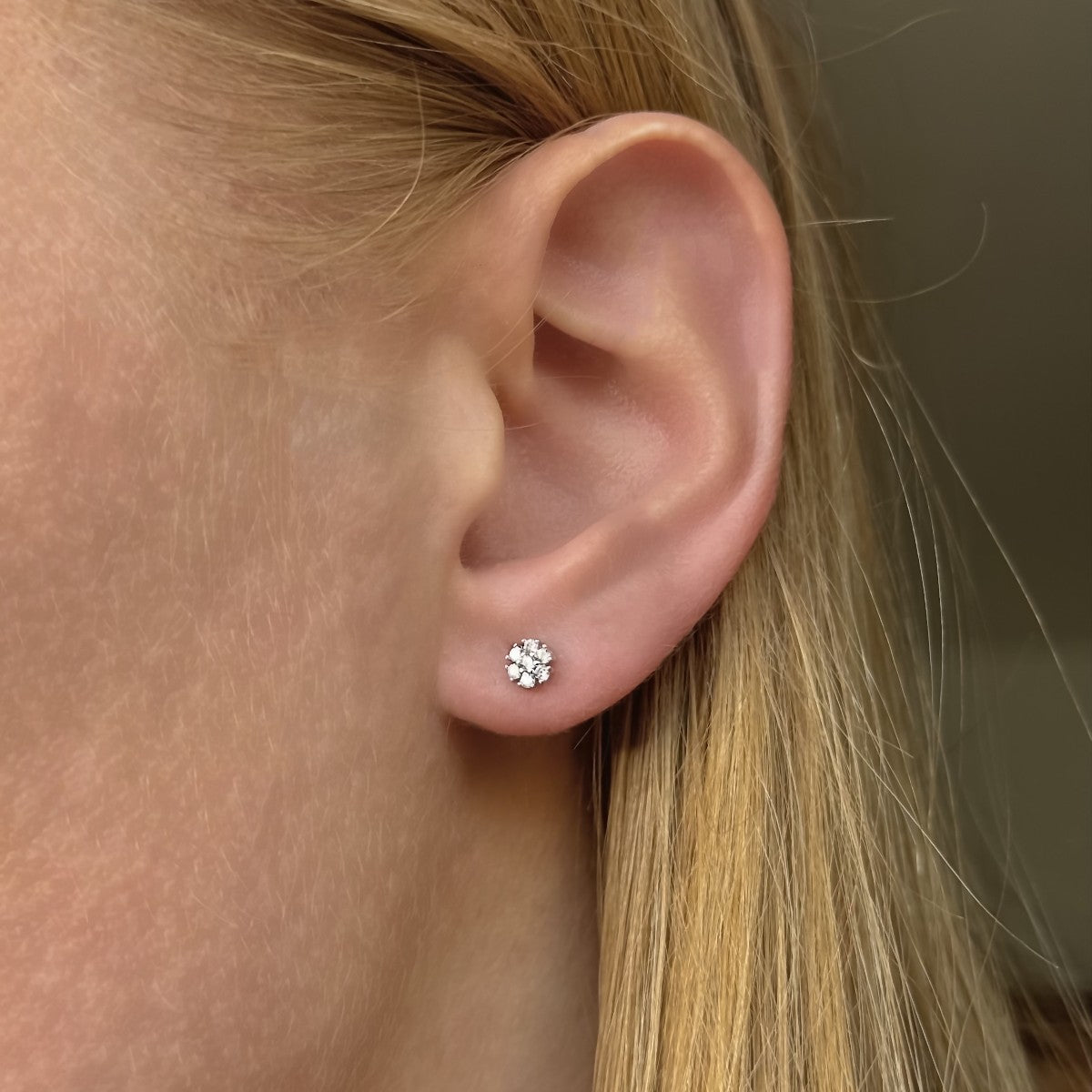 Aretes de plata esterlina con flor de rosca