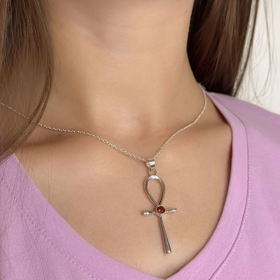 Collar con colgante de cruz de plata de ley y granate