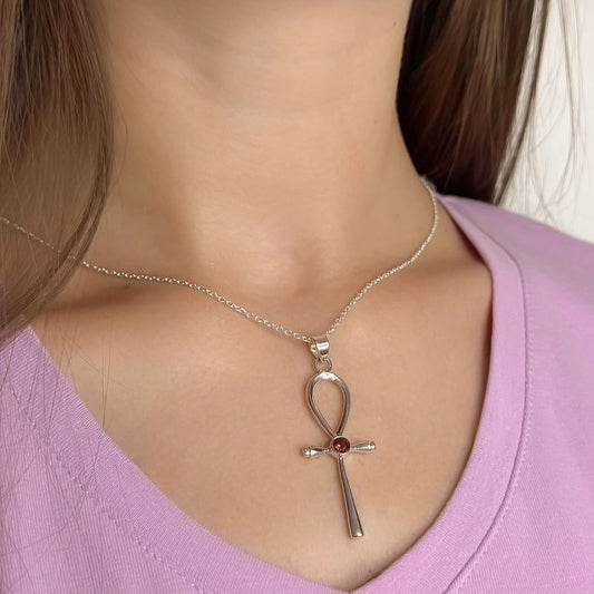 Collar con colgante de cruz de plata de ley y granate