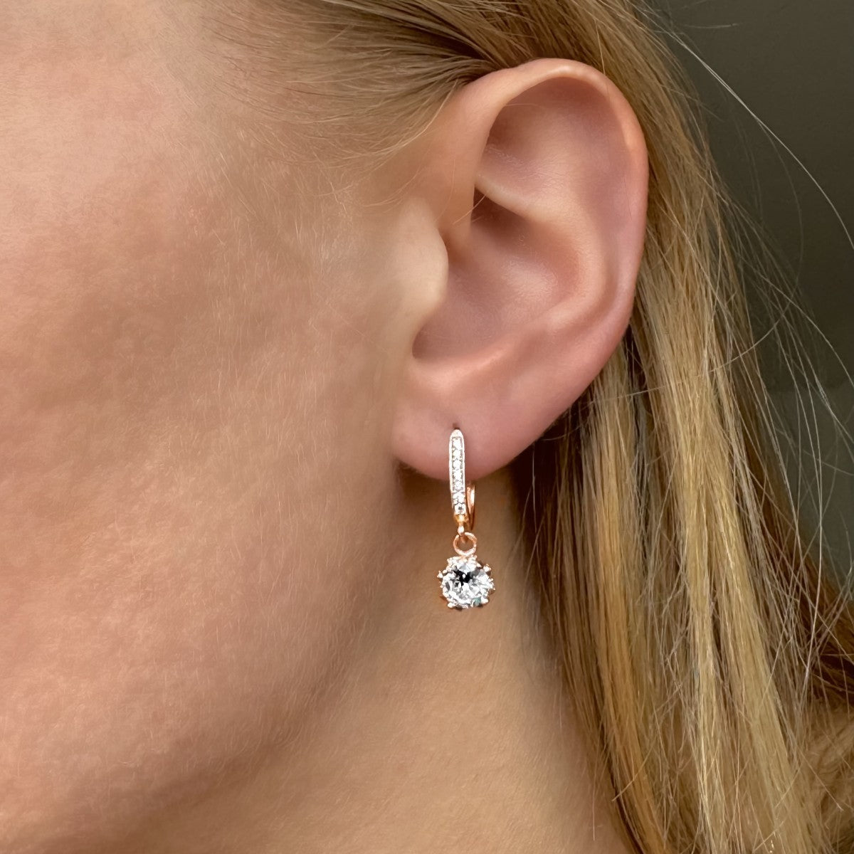 Pendientes de plata de ley con circonitas cúbicas y cierre inglés