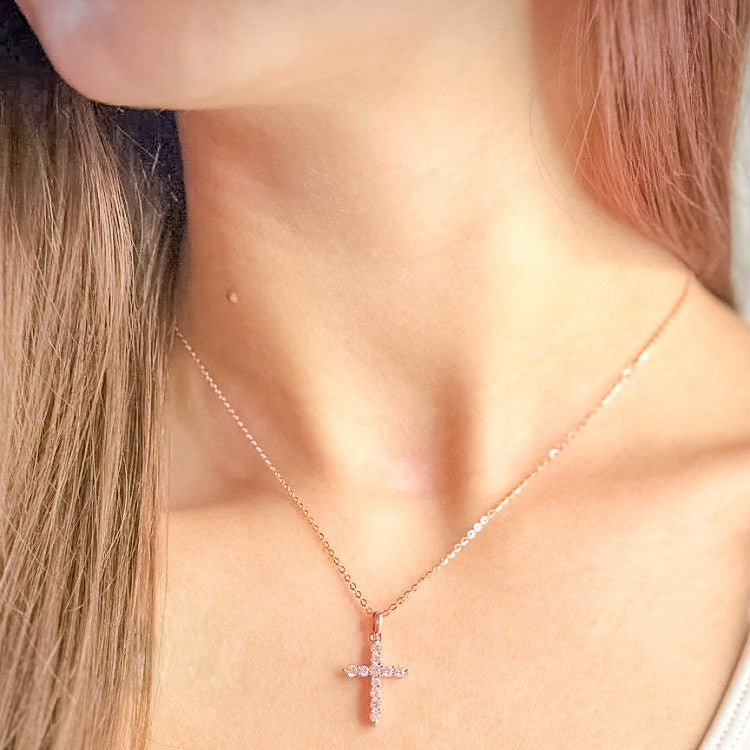 María – Collar de cruz de plata de ley con circonitas cúbicas