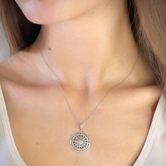 Collar de plata de ley con colgante de sol