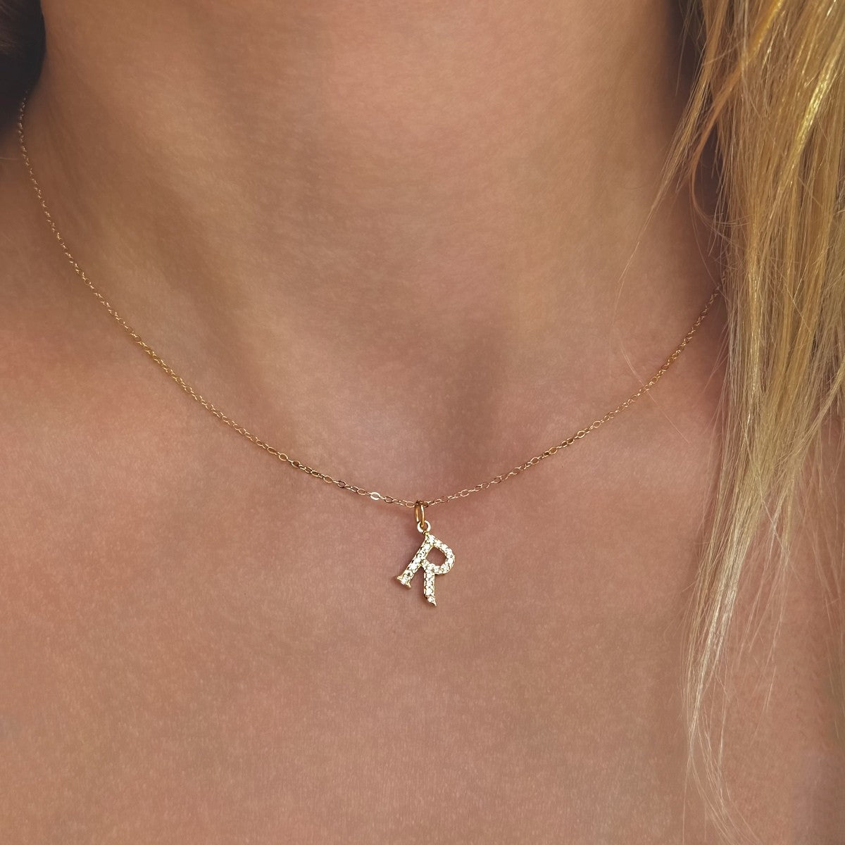 Collar con inicial de plata de ley