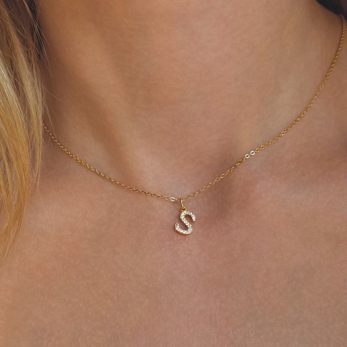 Collar con inicial de plata de ley