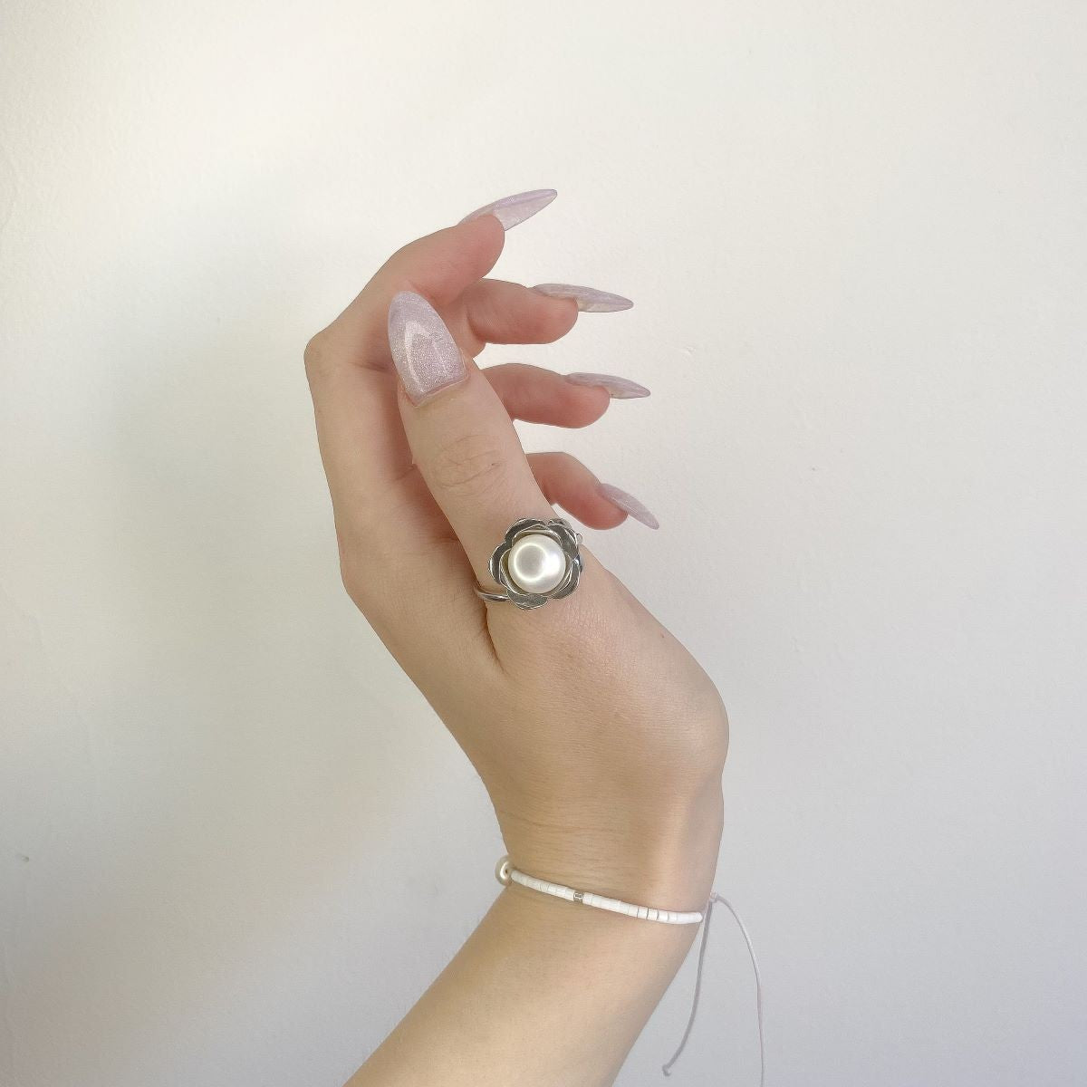 Anillo de plata de ley con flor de perlas