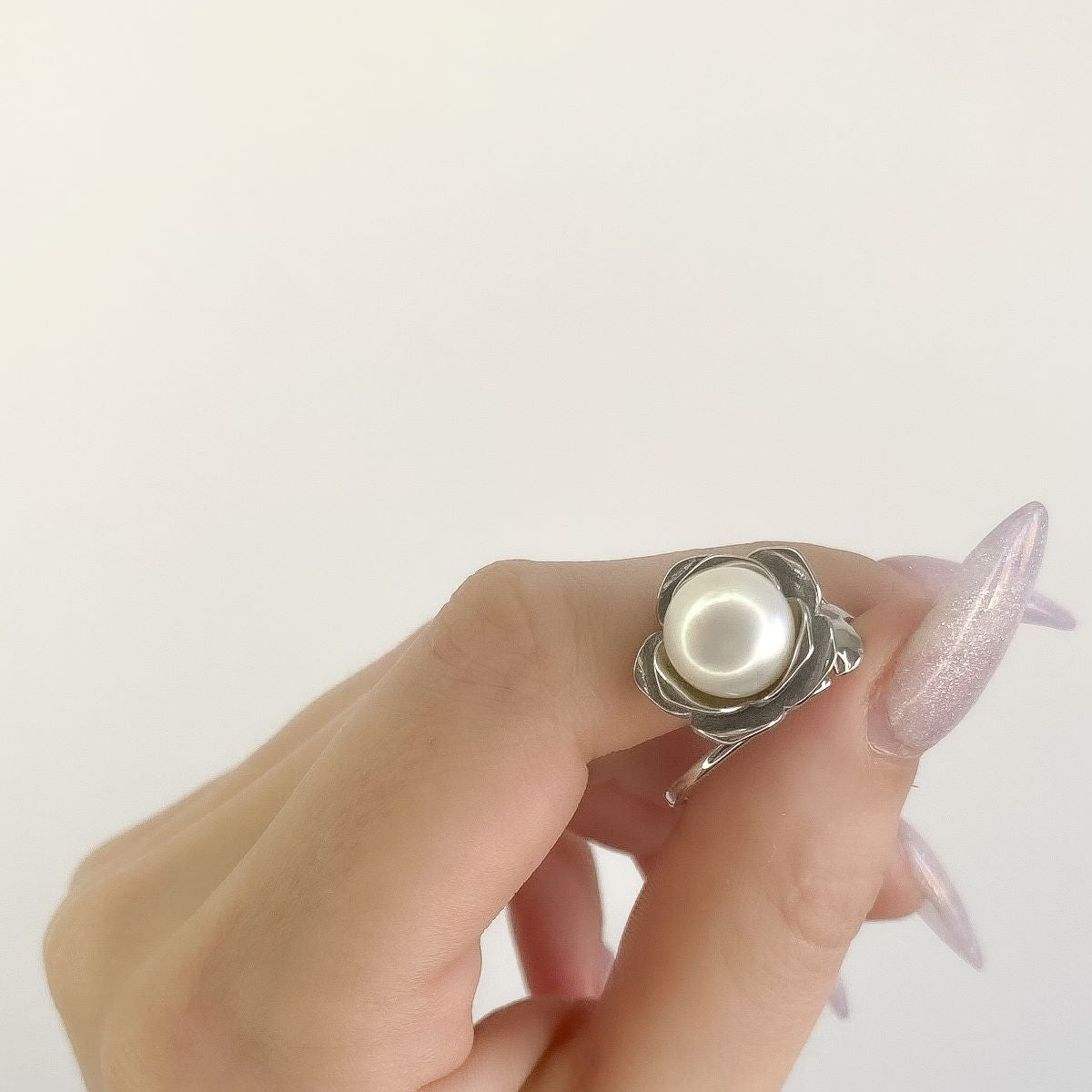 Anillo de plata de ley con flor de perlas