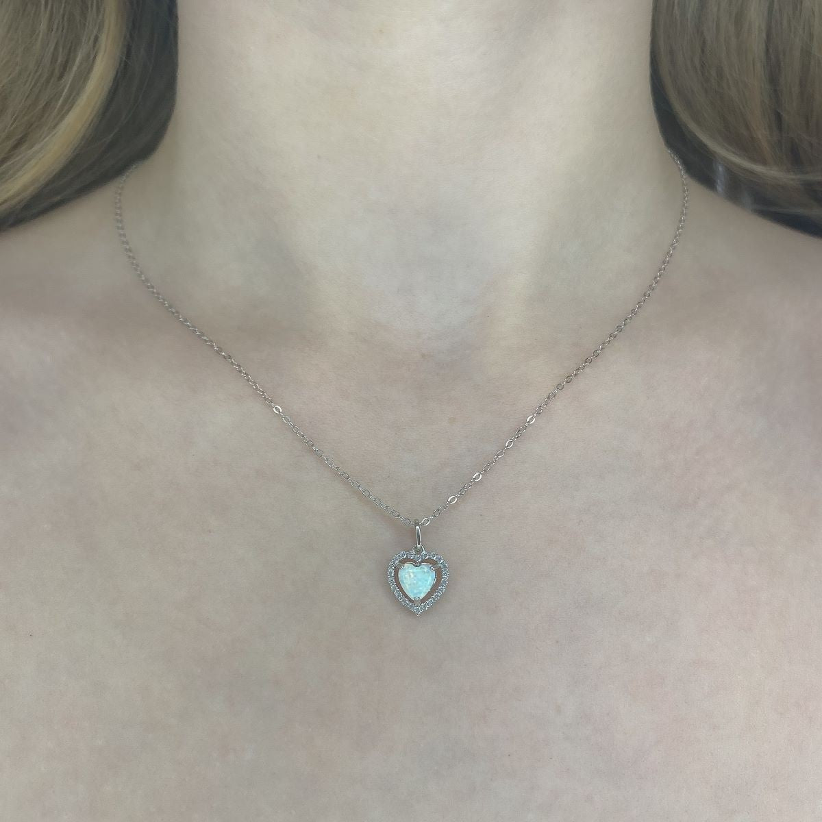Collar de plata de ley con corazón de ópalo sintético
