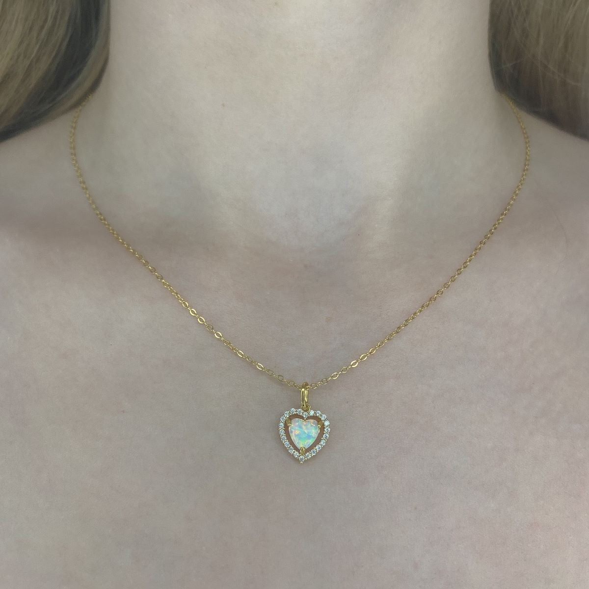 Collar de plata de ley con corazón de ópalo sintético