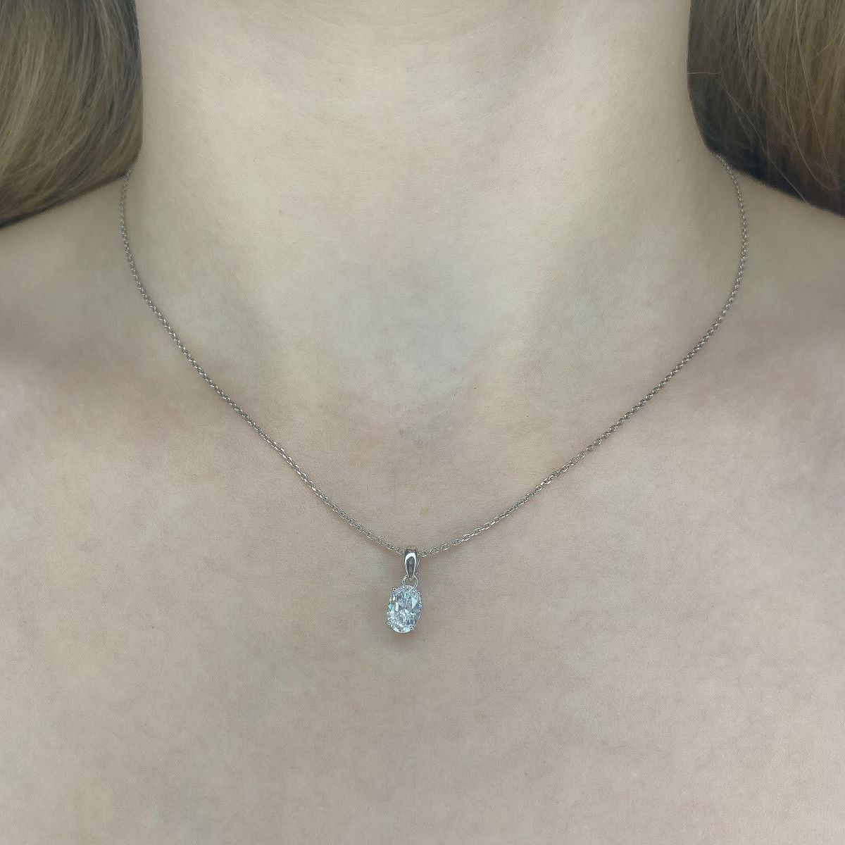 Collar de plata esterlina con circonitas cúbicas ovaladas