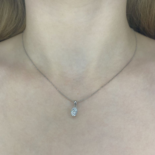 Collar de plata esterlina con circonitas cúbicas ovaladas