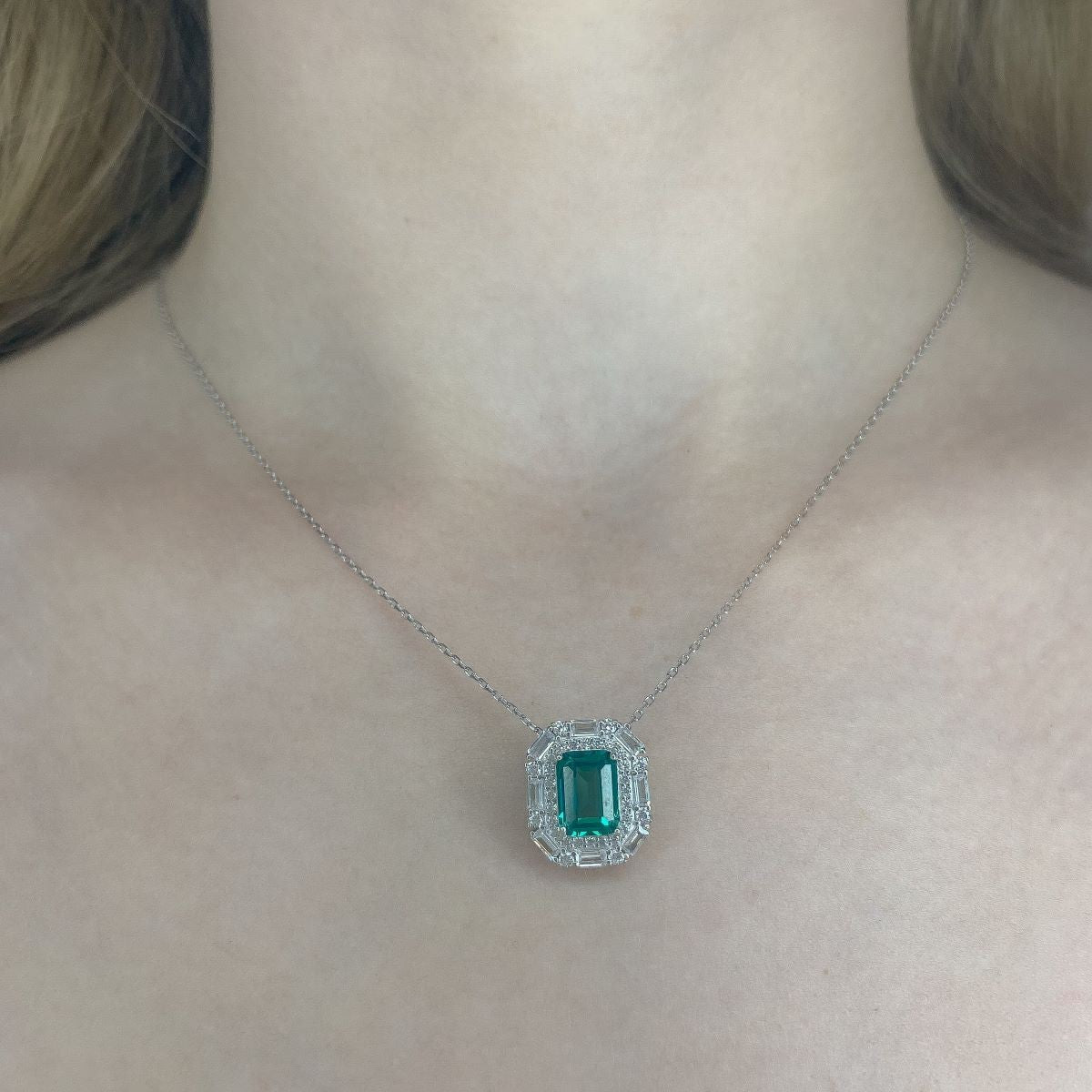 Collar de plata de ley con esmeralda de circonita cúbica
