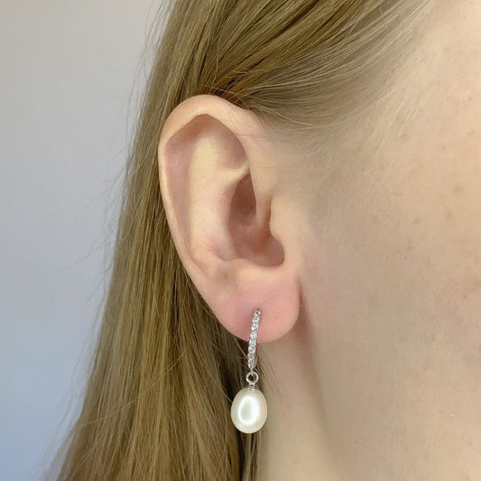 Aros de plata de ley con charms de perlas